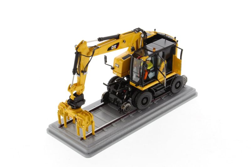 Diecast Masters-1/50 CAT M323F - Railroad Wheeled Excavator
