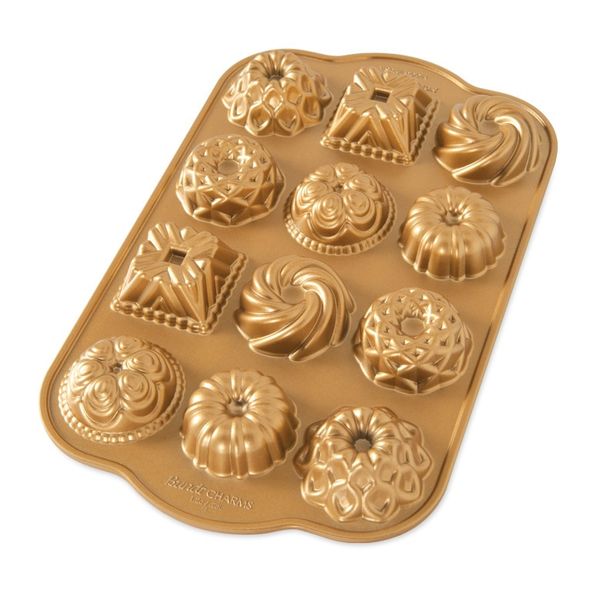 Nordic ware Bundt Charms Pan - Baking Cake Pan 12 Mini Cakes