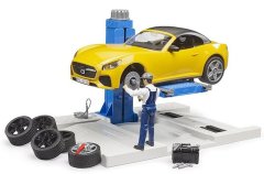 Bruder Bworld Car Service Centre with Roadster Vehicle